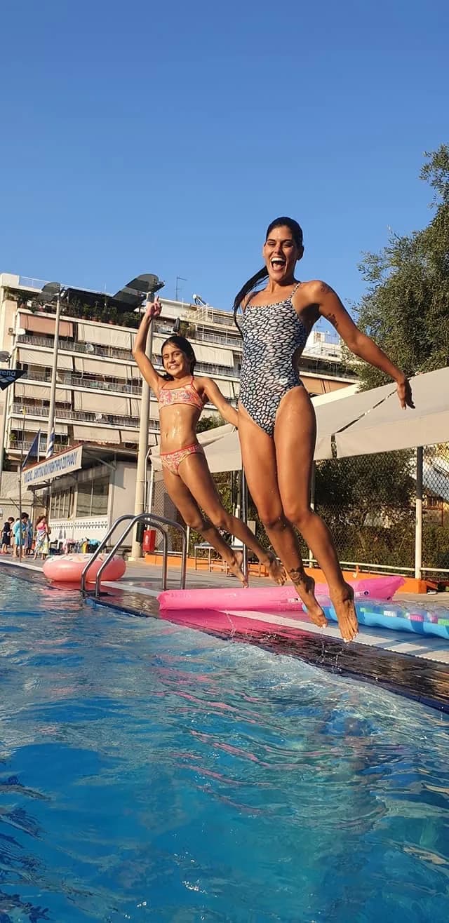 Προπονήτρια και μαθήτρια πηδούν στην πισίνα